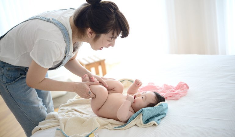 多用途寶寶成長浴巾，圍裙、浴巾、嬰兒包巾、兒童浴袍，四大功能一次滿足。