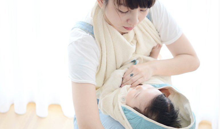 多用途寶寶成長浴巾，圍裙、浴巾、嬰兒包巾、兒童浴袍，四大功能一次滿足。