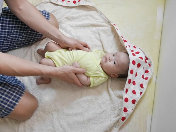 多用途寶寶成長浴巾，圍裙、浴巾、嬰兒包巾、兒童浴袍，四大功能一次滿足。